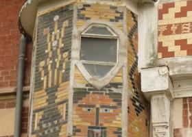 Criqueboeuf, décors de brique sur une tourelle d'une maison