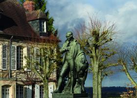 Beaumont-en-Auge, statue de Pierre-Simon de Laplace (photo J. Grody)