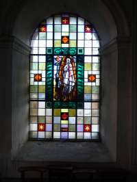 Le Sap, église St-Pierre-St-Paul, chapelle de la Vierge, Vitrail, Vierge de Fatima, par P. Bony, 196